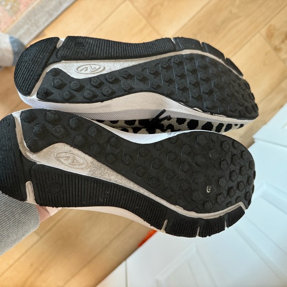 Women’s Athletic Works Soft Running Athletic Sneaker (missing insoles) - Picture 4 of 5